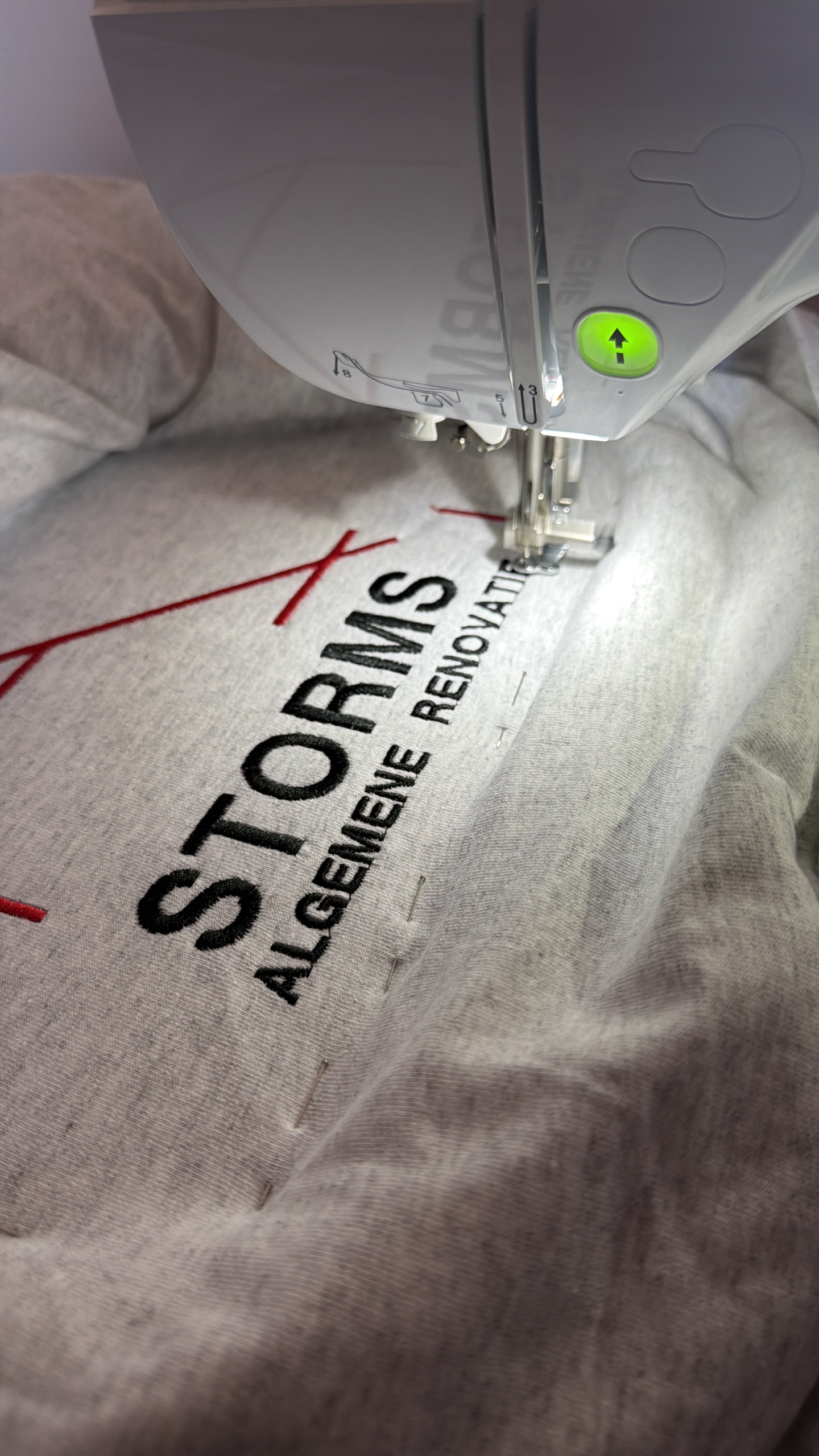 Geborduurd t-shirt voor een bouwbedrijf