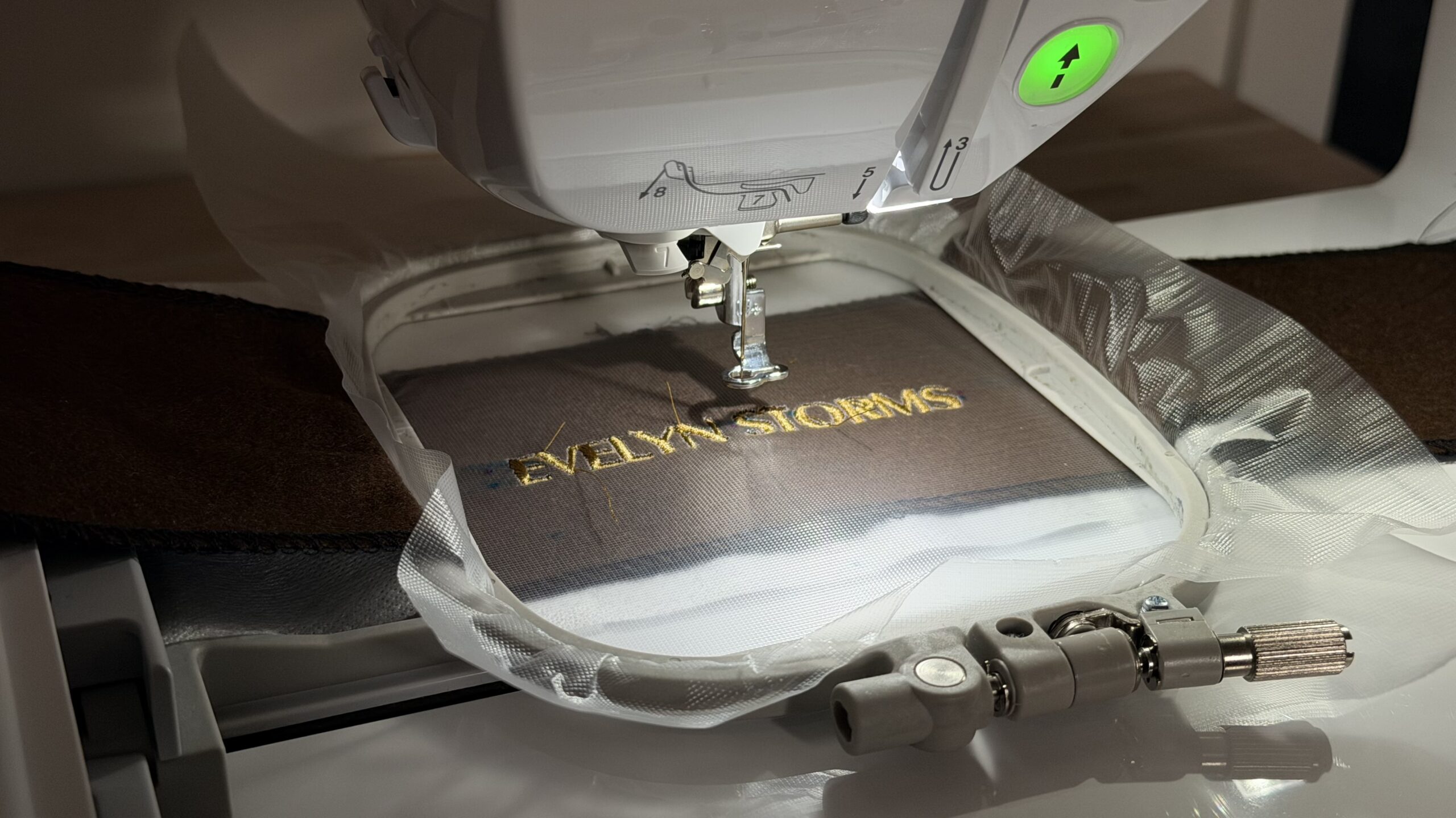Borduurwerk in het atelier van Petites Pièces